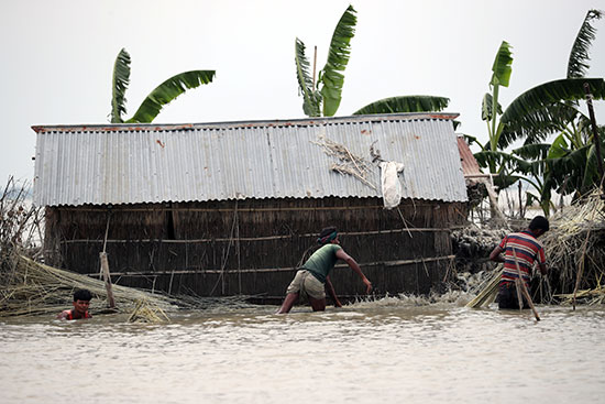 المياه تغطى المنازل ببنجلاديش