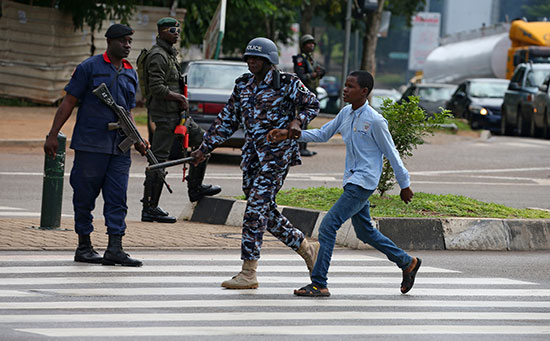 جندى نيجيرى يوقف أحد المتظاهرين