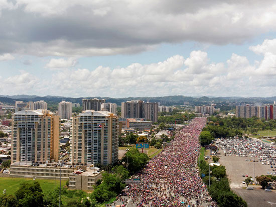 آلاف المحتجين