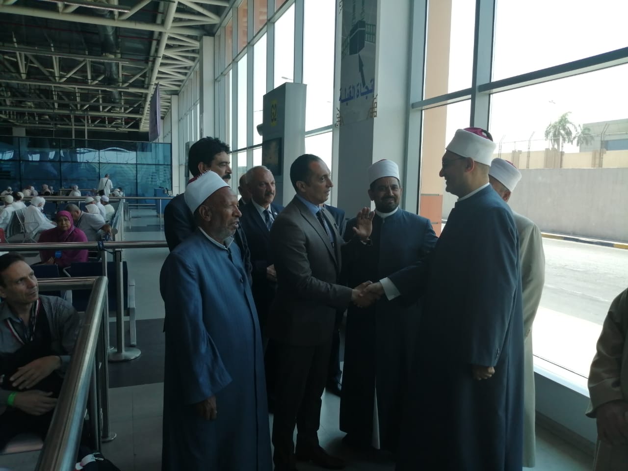 أمين  البحوث الإسلامية يتفقد قوافل وعاظ الأزهر للتوعية بمناسك الحج بمطار القاهرة الدولي  (1)