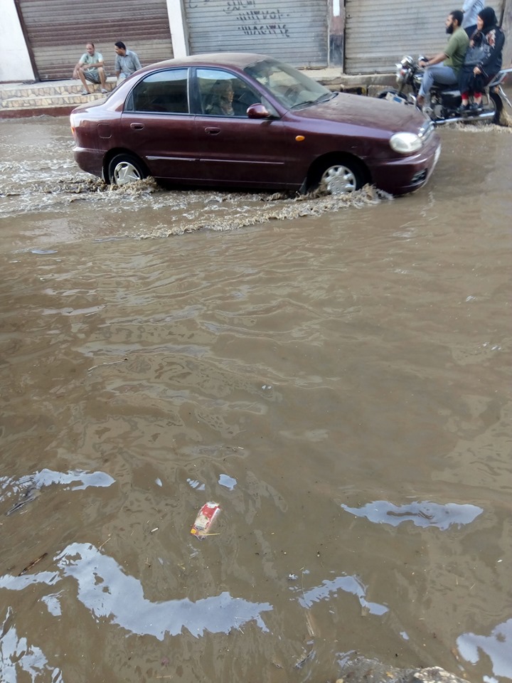 غرق شارع توشيبا ببنها بسبب كسر ماسورة مياه (4)