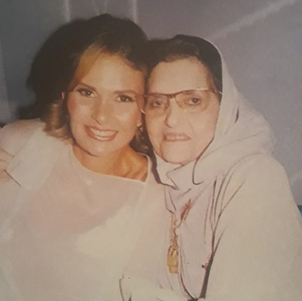 صور نادرة ليسرا مع والدتها (1)