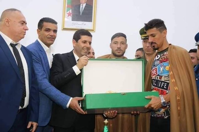بونجاح وبلايلى يتسلمان الهدية