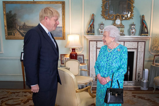 الملكة إليزابيث تصدق على تعيين جونسون رئيسا لوزراء بريطانيا