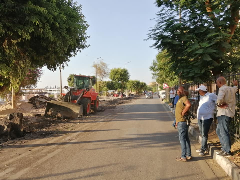لليوم الرابع مدينة الأقصر تواصل أعمال تطوير كورنيش النيل وإزالة 150 طن تراكمات (7)