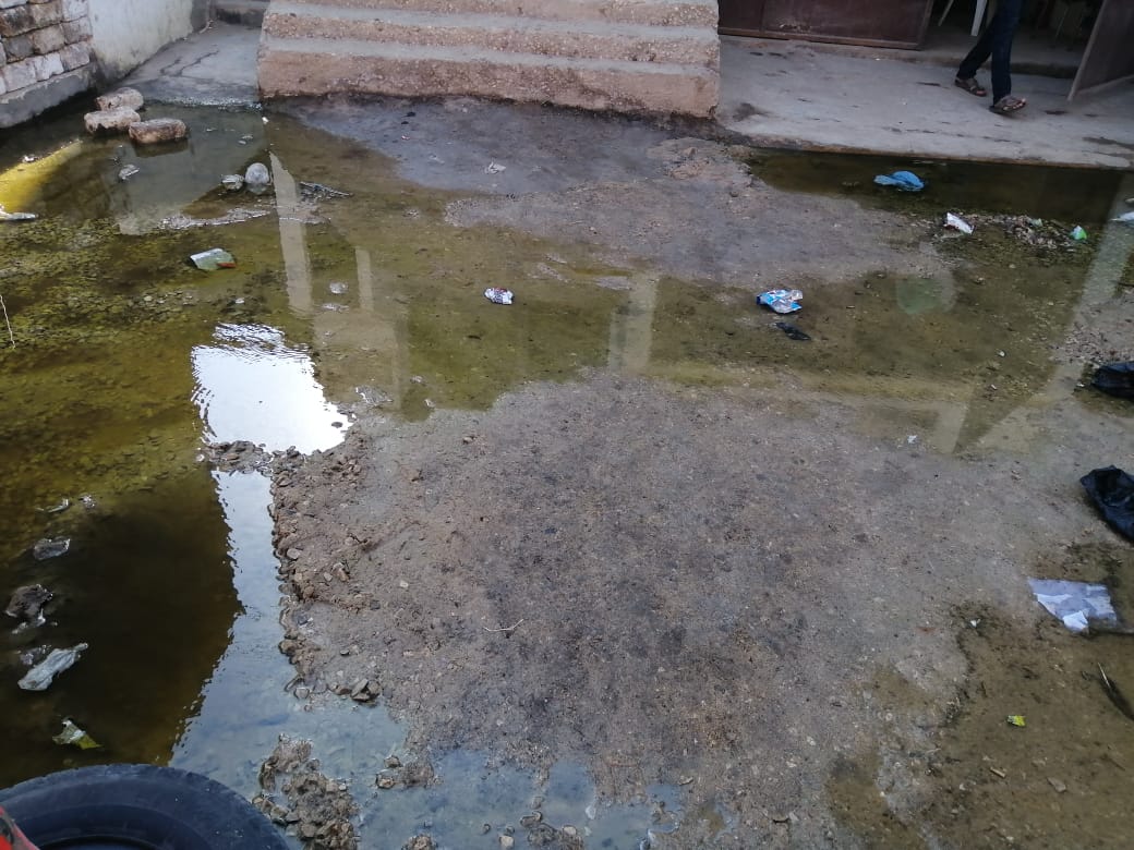 غرق شوارع منطقة منشية محيى سعد بالغربية بمياه الصرف (3)
