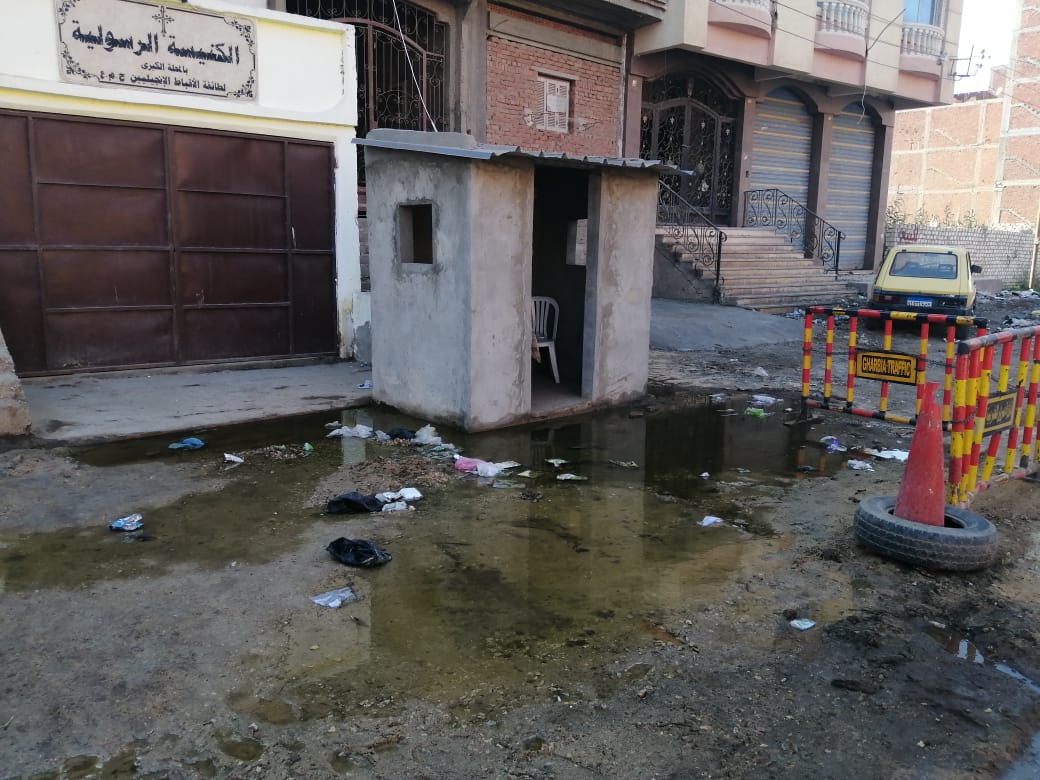 غرق شوارع منطقة منشية محيى سعد بالغربية بمياه الصرف (12)