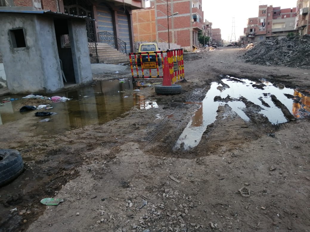 غرق شوارع منطقة منشية محيى سعد بالغربية بمياه الصرف (4)