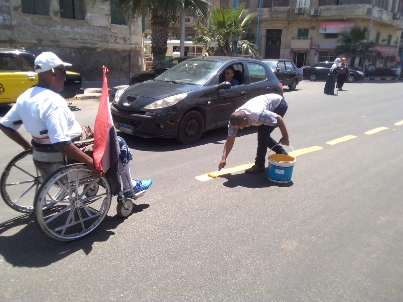 المتطوعون يزينون شوارع الاسكندرية بمناسبة عيدها القومى (3)