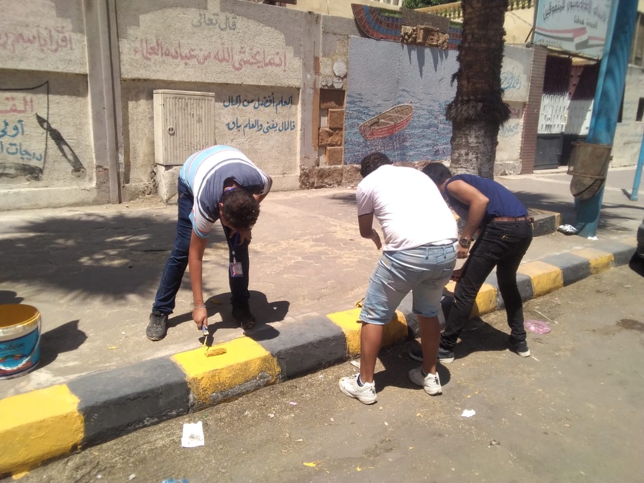 المتطوعون يزينون شوارع الاسكندرية بمناسبة عيدها القومى (4)