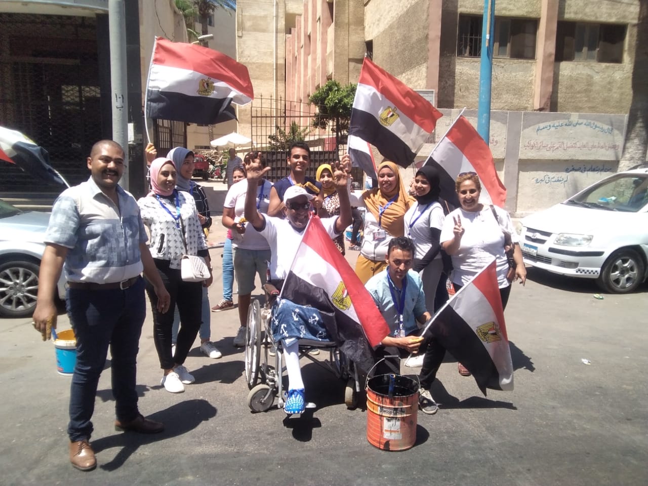 المتطوعون يزينون شوارع الاسكندرية بمناسبة عيدها القومى (5)