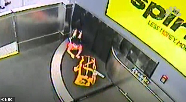 طفل ينزلق على سير الأمتعة فى مطار أمريكى.. شوف الفيديو (1)