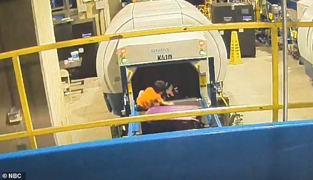 طفل ينزلق على سير الأمتعة فى مطار أمريكى.. شوف الفيديو (2)