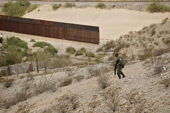 السياج الحدودى بين امريكا والمكسيك