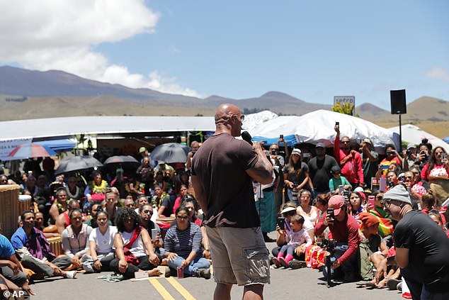 الصخرة يضم إلى احتجاج سلمى لسكان جزر هاواى ضد بناء تليسكوب (3)