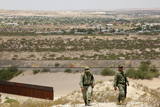 مراقبة الجيش المكسيكى للحدود بعد تهديد  الرئيس ترامب للمكسيك بفرض رسوم جمركية مشددة عليها إذا لم تتحرك لوقف تدفق المهاجرين