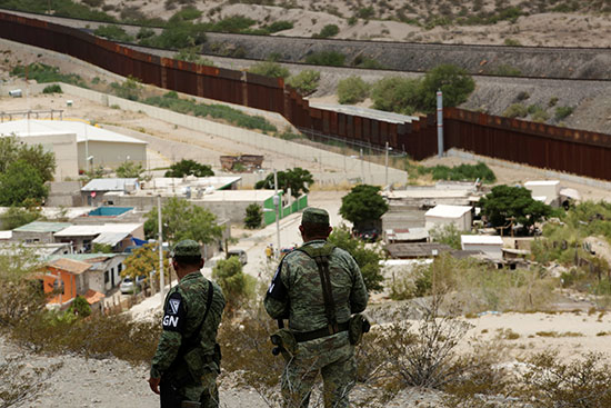 الحرس المكسيكى يراقب الحدود مع امريكا