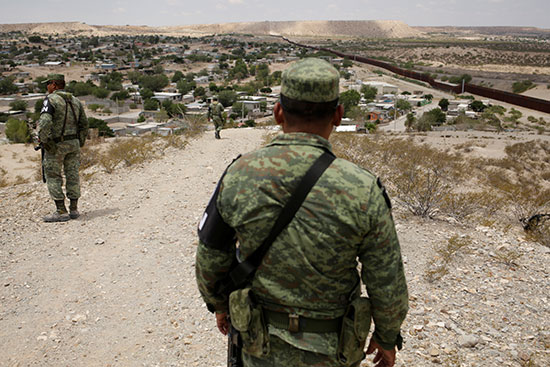 افراد الجيش والشرطة المكسيسكة بنتشرون على الحدود مع امريكا