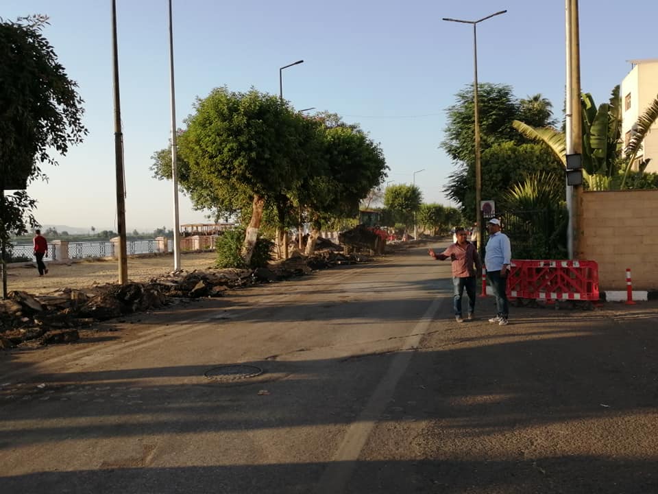 لليوم الرابع مدينة الأقصر تواصل أعمال تطوير كورنيش النيل وإزالة 150 طن تراكمات (5)