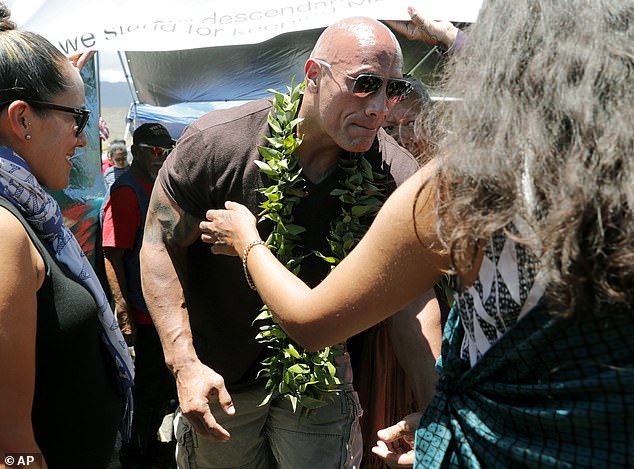 الصخرة يضم إلى احتجاج سلمى لسكان جزر هاواى ضد بناء تليسكوب (6)
