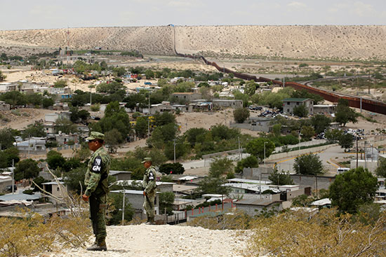 عناصر من الجيش المكسيكى يتمركزون على الحدود لمنع الهجرة لامريكا