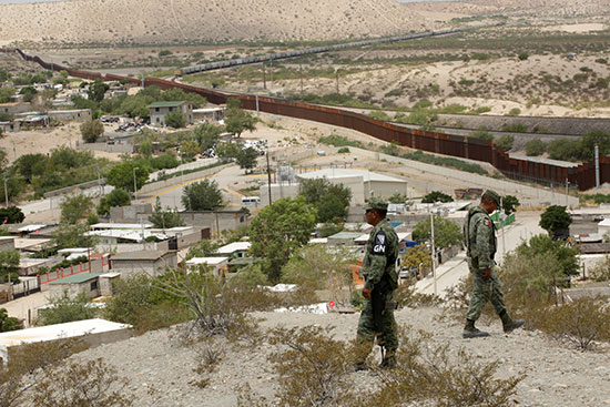 أفراد من الحرس الوطني المكسيكي يقومون بدوريات على الحدود مع الولايات المتحدة