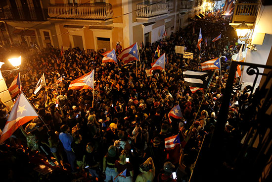 احتجاجات تطالب باستقالة الحاكم روسيلو