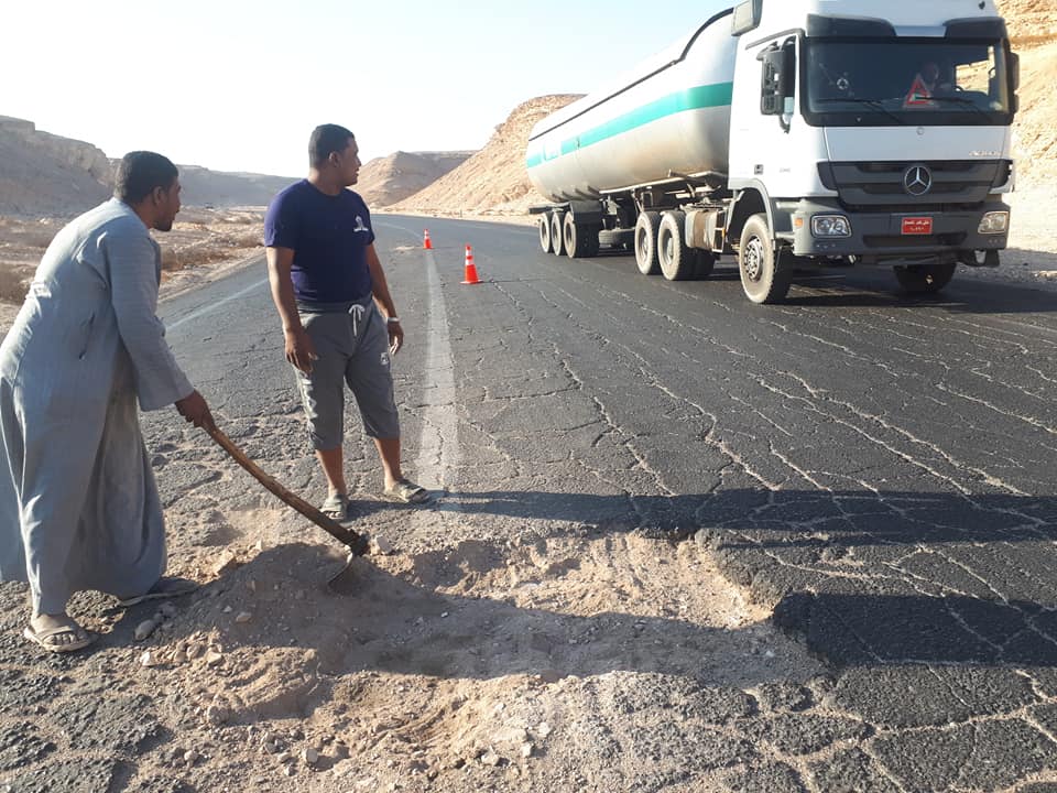 شباب غربي الأقصر يردمون عدد من الحفر والشقوق في الطريق الصحراوي لحماية السيارات (6)