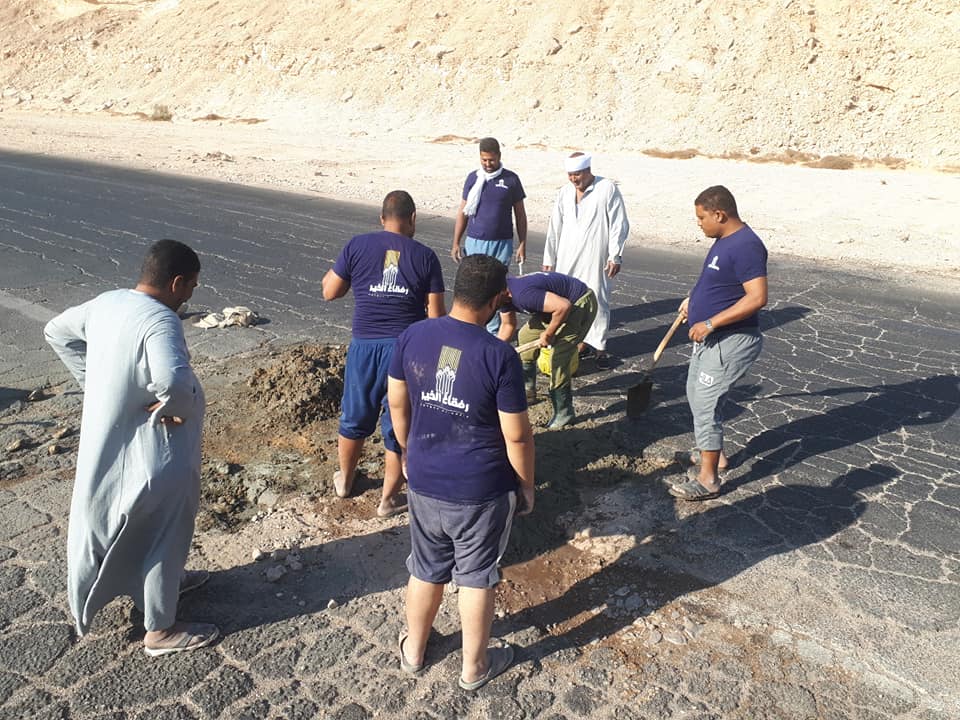 شباب غربي الأقصر يردمون عدد من الحفر والشقوق في الطريق الصحراوي لحماية السيارات (7)