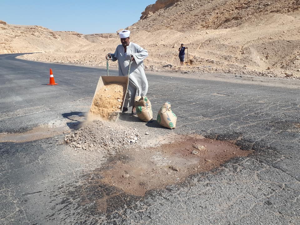 شباب غربي الأقصر يردمون عدد من الحفر والشقوق في الطريق الصحراوي لحماية السيارات (15)