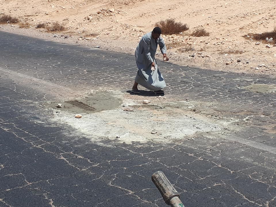 شباب غربي الأقصر يردمون عدد من الحفر والشقوق في الطريق الصحراوي لحماية السيارات (10)