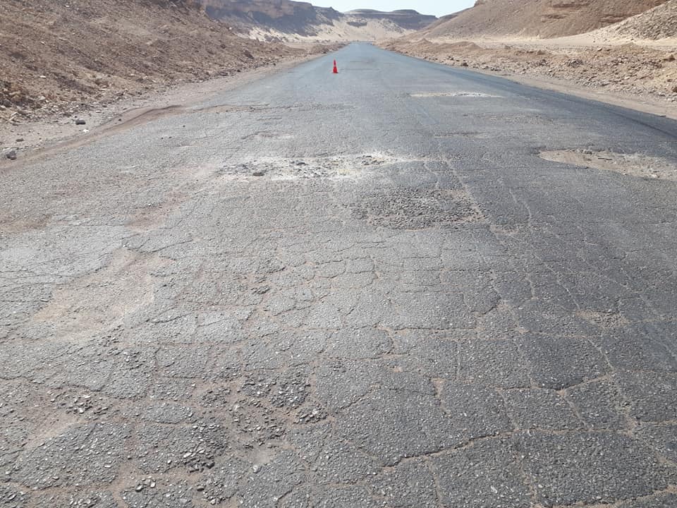 شباب غربي الأقصر يردمون عدد من الحفر والشقوق في الطريق الصحراوي لحماية السيارات (4)