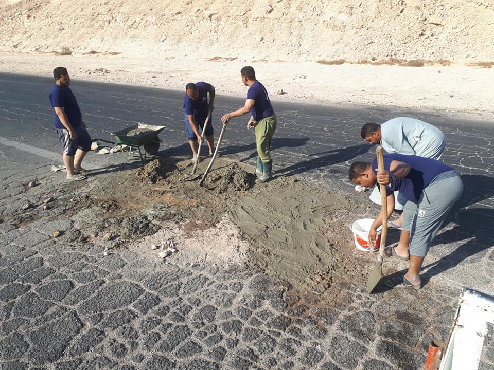 شباب غربي الأقصر يردمون عدد من الحفر والشقوق في الطريق الصحراوي لحماية السيارات (1)