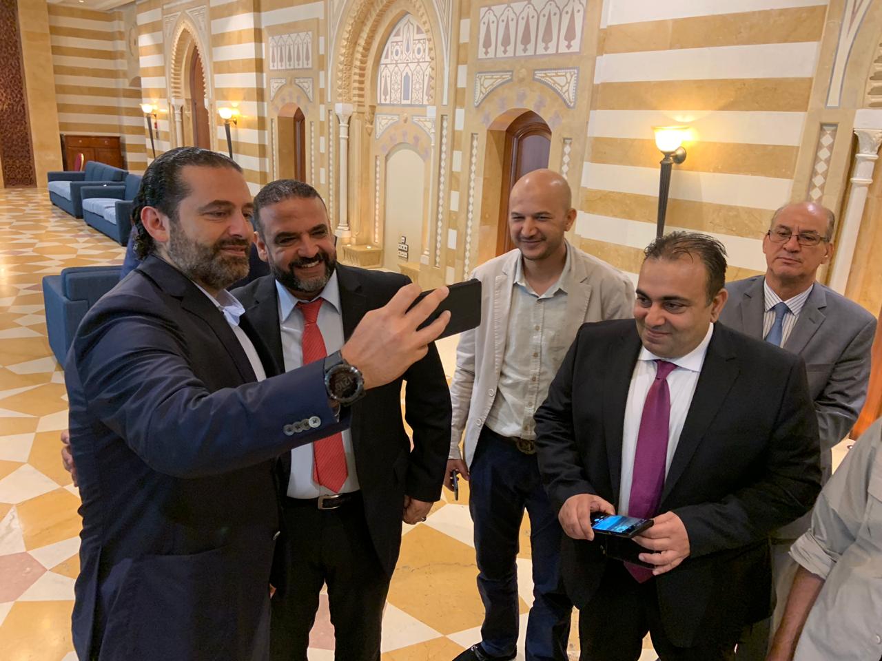 رئيس الوزراء اللبنانى يلتقط سيلفى مع أعضاء اتحاد الناشرين العرب (2)