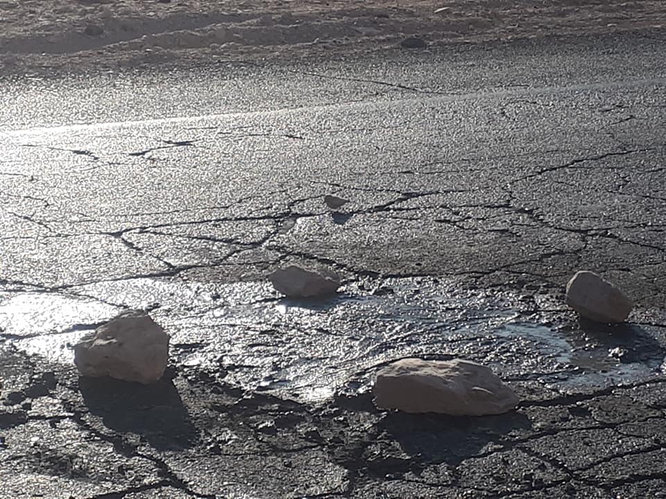 شباب غربي الأقصر يردمون عدد من الحفر والشقوق في الطريق الصحراوي لحماية السيارات (13)