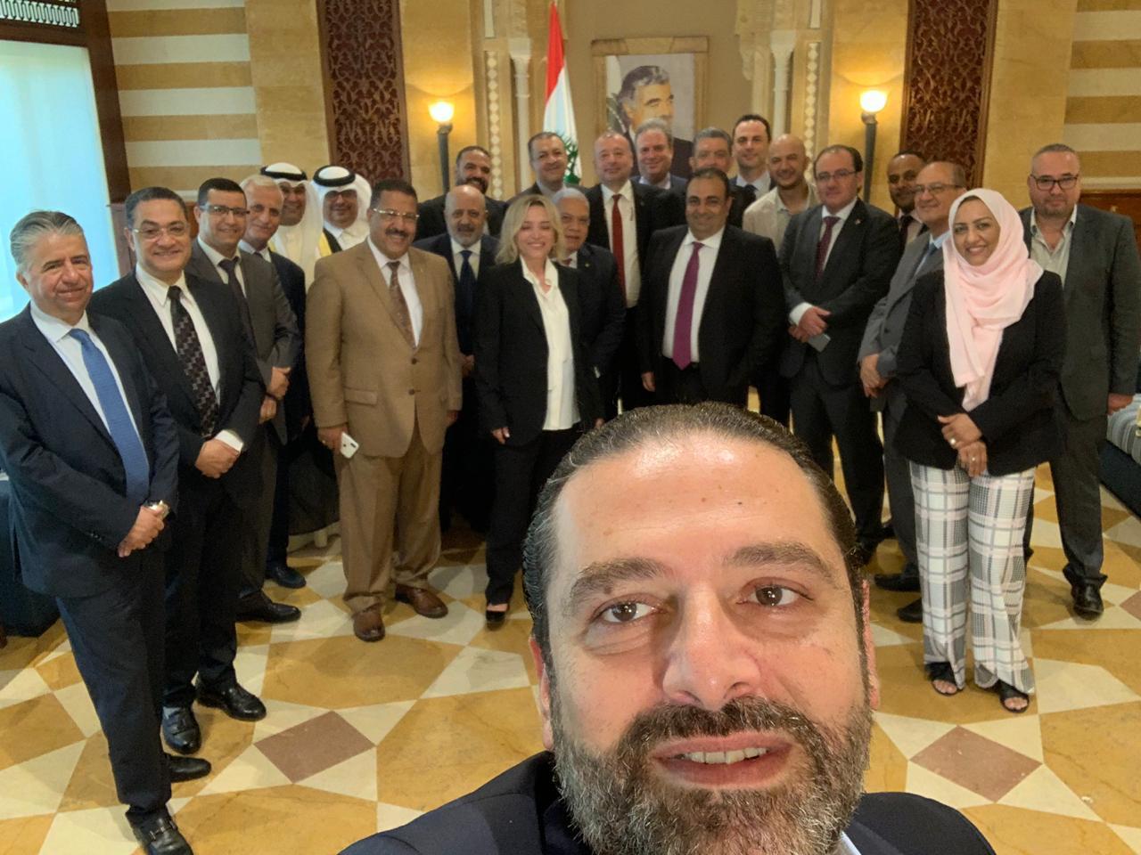 رئيس الوزراء اللبنانى يلتقط سيلفى مع أعضاء اتحاد الناشرين العرب (1)