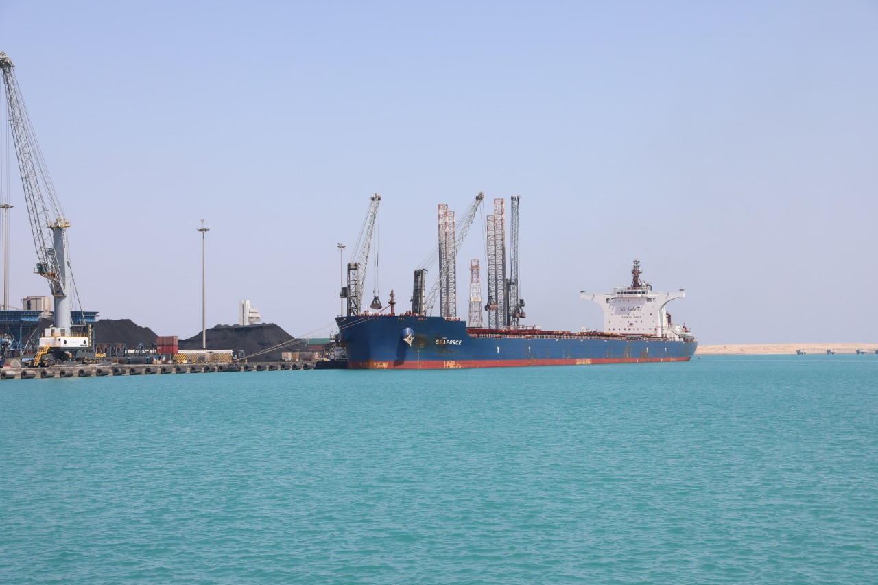 ميناء السخنة يستقبل أكبر سفينة صب جاف.. ومميش: افتتاحات قريبة بالميناء ...