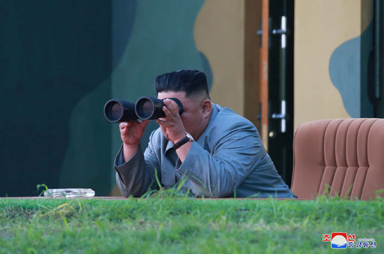 زعيم كوريا الشمالية يتابع انطلاق الصاروخ