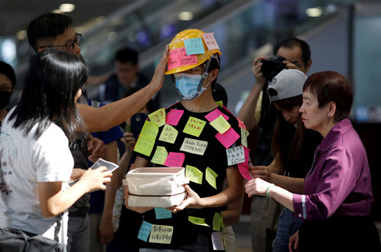  احتجاجات داخل مطار هونج كونج ضد قانون تسليم المتهين (5)
