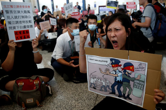  احتجاجات داخل مطار هونج كونج ضد قانون تسليم المتهين (2)