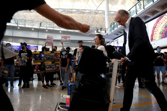  احتجاجات داخل مطار هونج كونج ضد قانون تسليم المتهين (8)