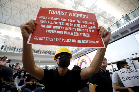  احتجاجات داخل مطار هونج كونج ضد قانون تسليم المتهين (4)