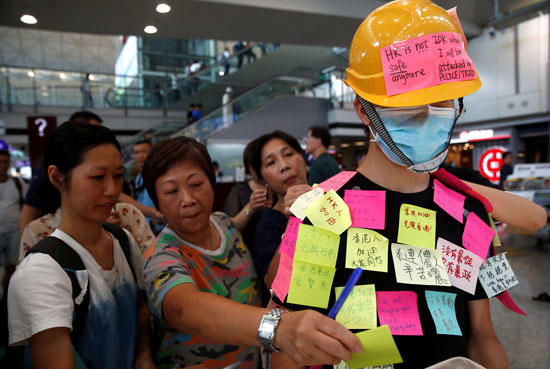  احتجاجات داخل مطار هونج كونج ضد قانون تسليم المتهين (6)