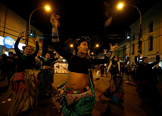 عدد من المتظاهرات يطالبن بحقهن فى الإجهاض بالرقص