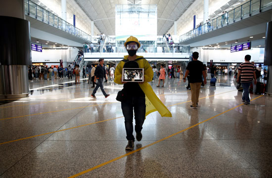 احتجاجات داخل مطار هونج كونج ضد قانون تسليم المتهين (1)