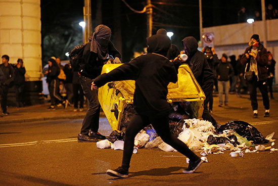 متظاهرون يستخدمون العنف فى مواجهة رجال الأمن