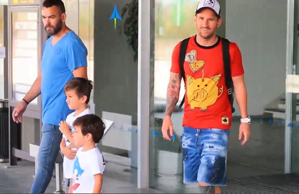 ميسي يعود مع عائلته إلى برشلونة (1)