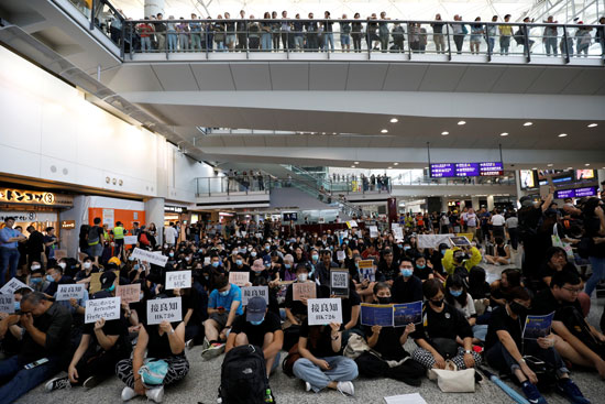  احتجاجات داخل مطار هونج كونج ضد قانون تسليم المتهين (3)