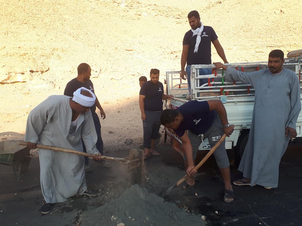 شباب غربي الأقصر يردمون عدد من الحفر والشقوق في الطريق الصحراوي لحماية السيارات (11)