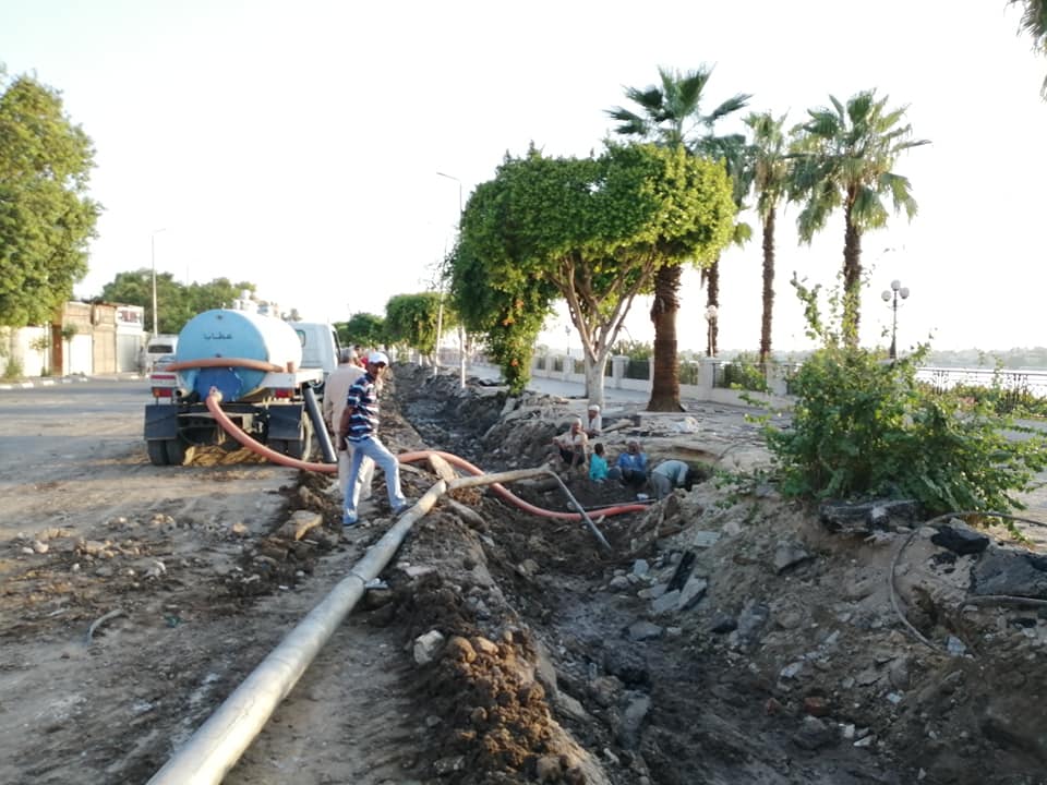 بكرات كابلات كهرباء وحفر جانب رصيف كورنيش النيل (3)